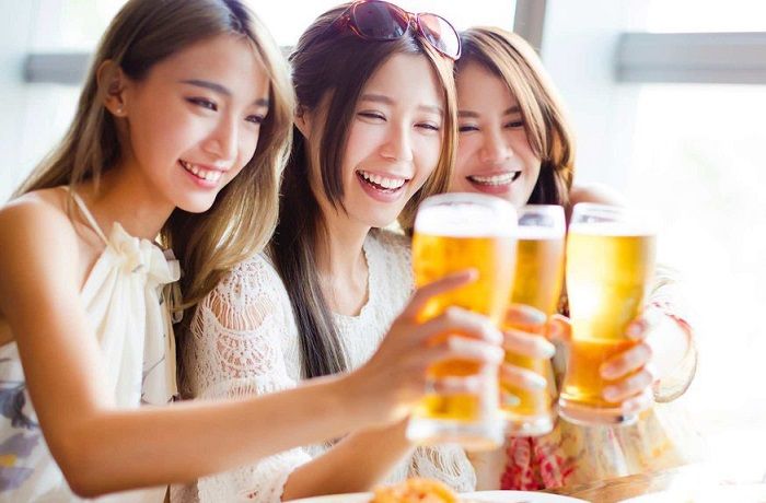 Mujeres chinas bebiendo cerveza