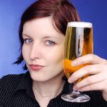 La historia lo confirma, la cerveza existe gracias a las mujeres 3 Mujer bebiendo cerveza
