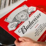 Budweiser convierte latas recicladas en discos de vinilo para celebrar el mes de la música 3 Vinilo Bud