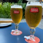 Dueño de conocido bar de Santiago tomó una creativa medida para que no se lleven sus vasos de cerveza 2 Alarmas en vasos de cerveza