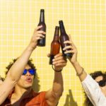 Jóvenes brindando con cerveza sin alcohol, tendencia de la generación SIN en España