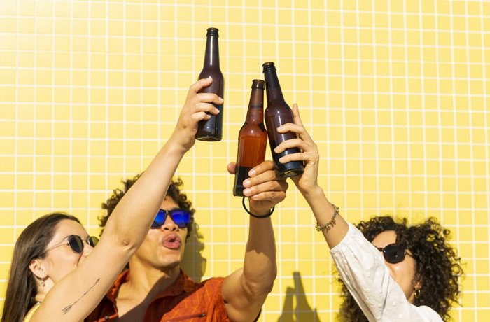 Jóvenes brindando con cerveza sin alcohol, tendencia de la generación SIN en España