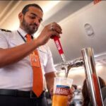 Carrito dispensador de cerveza Brahma tirada en vuelos de GOL Brasil