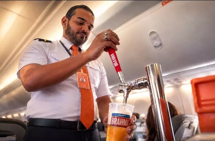 Carrito dispensador de cerveza Brahma tirada en vuelos de GOL Brasil