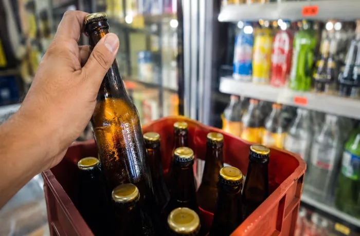 Botellas de cerveza en Perú — subida del ISC impuesto selectivo al consumo 2026