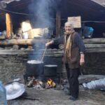 El aludi, la cerveza sagrada de las montañas de Georgia que nadie quiere que desaparezca 4 Darejani Oshoridze preparando una tanda de aludi, la cerveza tradicional de Tusheti, en las montañas del Cáucaso georgiano