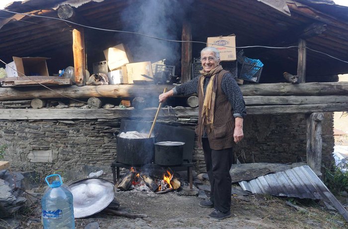 Darejani Oshoridze preparando una tanda de aludi, la cerveza tradicional de Tusheti, en las montañas del Cáucaso georgiano