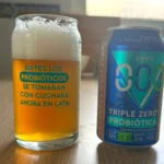 Cerveza AMBAR Triple Zero Probiótica: lata y vaso con probióticos