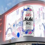 Anuncio de Asahi Super Dry en Piccadilly Lights generado por inteligencia artificial