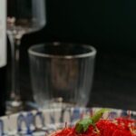 Lomo de atún marinado en vino tinto, listo para marcar a la plancha con salsa de mantequilla al vino