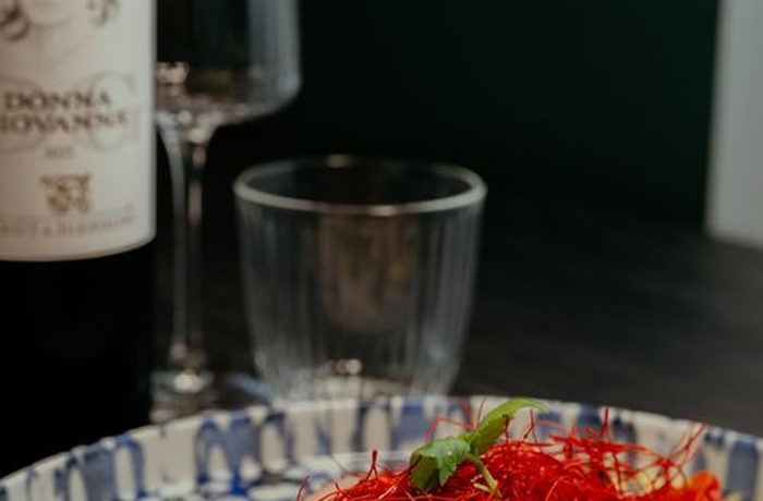 Lomo de atún marinado en vino tinto, listo para marcar a la plancha con salsa de mantequilla al vino