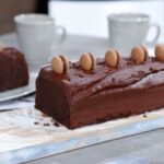 budín de chocolate y cerveza negra con baño Sacher y nibs de cacao, receta de Mauricio Asta