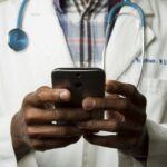 Un hombre en Vietnam descubrió su cáncer gracias a una reacc
