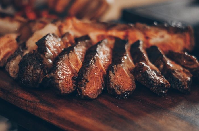 Cerveza y carne a la parrilla: maridajes por tipo de corte con APA, pilsner, porter y Hefeweizen
