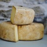 Tabla de quesos para maridar con cerveza: brie con Saison, cheddar con IPA, roquefort con Stout