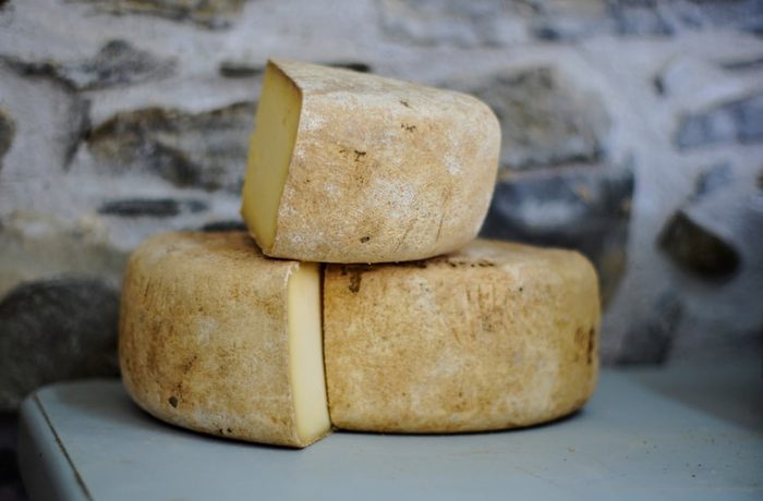 Tabla de quesos para maridar con cerveza: brie con Saison, cheddar con IPA, roquefort con Stout