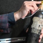 El vino de 130 años que los nazis no encontraron: ocho botellas de Château d'Yquem emergen del suelo de un castillo checo 2 Botellas de Château d'Yquem 1892 restauradas en el castillo de Bečov República Checa