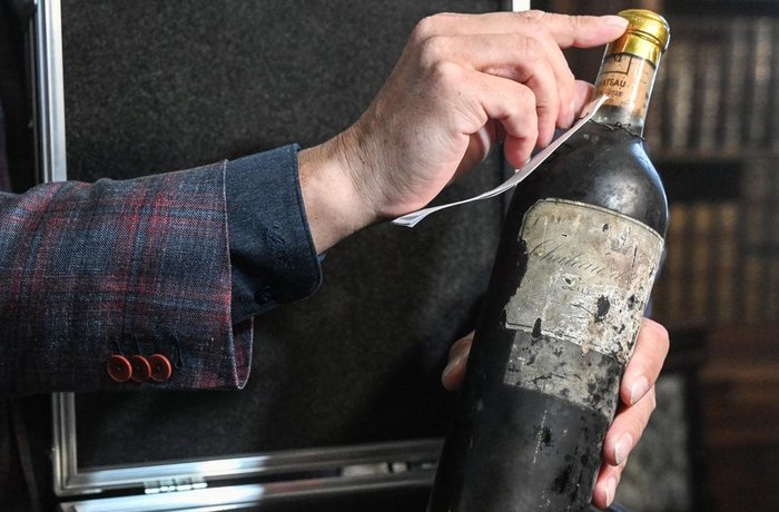 El vino de 130 años que los nazis no encontraron: ocho botellas de Château d'Yquem emergen del suelo de un castillo checo 5 Botellas de Château d'Yquem 1892 restauradas en el castillo de Bečov República Checa
