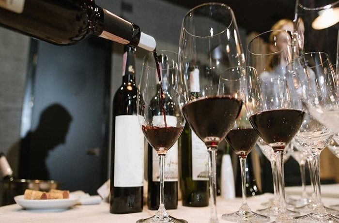 Cuántas copas de vino tiene una botella: guía de porciones y servicio según Silver Oak Winery