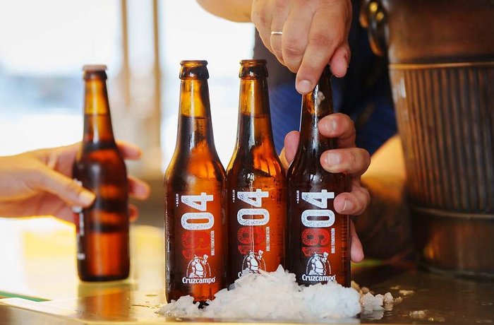 Heineken lanza Cruzcampo 1904, su nueva cerveza premium elaborada en Andalucía con doble fermentación