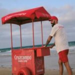 Cruzcampo rinde homenaje a los lateros y lateras que llenan de acento las playas andaluzas