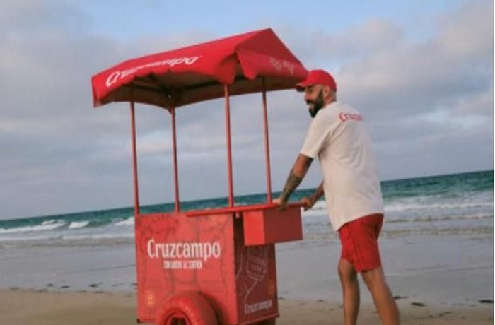 Cruzcampo rinde homenaje a los lateros y lateras que llenan de acento las playas andaluzas