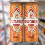 Lata de Cruzcampo Sevilla Orange, la cerveza de naranja de Heineken disponible en el Reino Unido