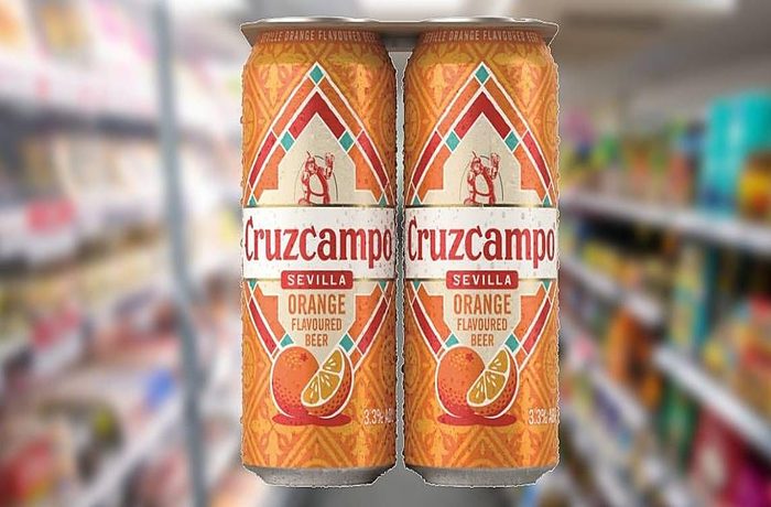 Lata de Cruzcampo Sevilla Orange, la cerveza de naranja de Heineken disponible en el Reino Unido