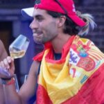 Ferrán Torres con una copa de vino durante la celebración del Mundial 2026 de la selección española