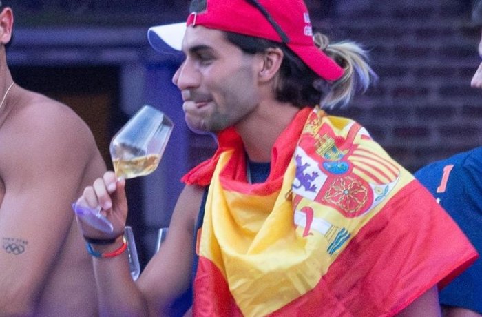 Ferrán Torres con una copa de vino durante la celebración del Mundial 2026 de la selección española