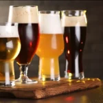 Variedad de estilos de cerveza artesanal en vasos: IPA, pilsner, porter, sour, wheat beer para principiantes