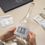 La etiqueta como experiencia táctil: cómo los materiales premium están conquistando a la Gen Z en el lineal del vino