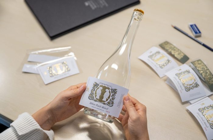 La etiqueta como experiencia táctil: cómo los materiales premium están conquistando a la Gen Z en el lineal del vino