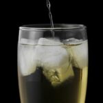 Hielo en el vino, ¿sí o no? La polémica del verano explicada por sumilleres y enólogos