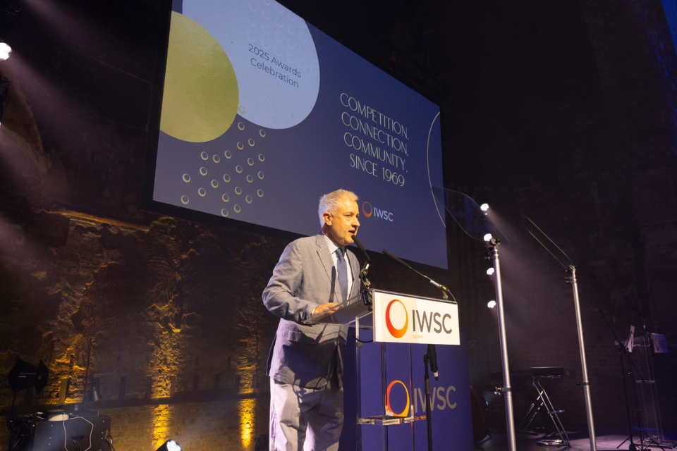 El IWSC regresa como patrocinador oficial del Institute of Masters of Wine — 39 becas en ocho años de colaboración 8 Logotipos del IWSC y el Institute of Masters of Wine, socios oficiales desde 2018