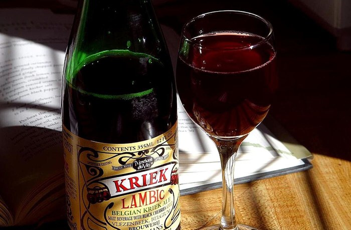 Copa de Kriek belga, cerveza de cereza elaborada con lambic y cerezas Schaerbeek