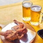 La lager de estilo coreano es la nueva tendencia del craft beer: arroz, malt-forward y soju en el mismo vaso 4 Cerveza lager de estilo coreano en puesto de pojangmacha — nueva tendencia del craft beer