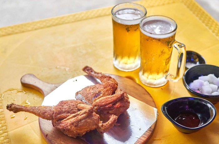 Cerveza lager de estilo coreano en puesto de pojangmacha — nueva tendencia del craft beer
