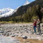 Pareja contemplando el lago Louise en las Montañas Rocosas canadienses — Oklute