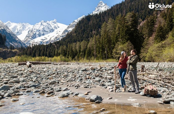 Pareja contemplando el lago Louise en las Montañas Rocosas canadienses — Oklute