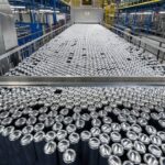 Línea de producción de latas de aluminio en planta de Ball Corporation para el mercado latinoamericano