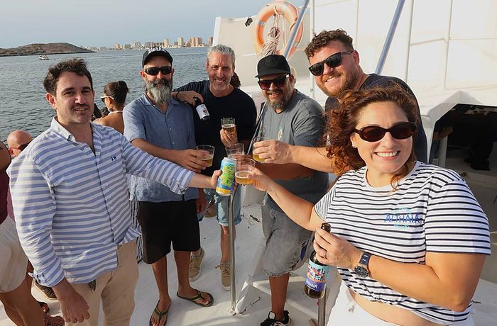 Presentación de la Mediterranean Lager en el Mar Menor con el presidente y vicepresidente de Asycce y los fundadores de las cervezas Yakka y Althaia
