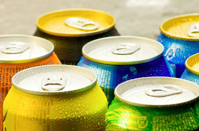 Cerveza light fría en vaso — recomendaciones de tres chefs profesionales: Miller High Life, Modelo Oro y Coors Light