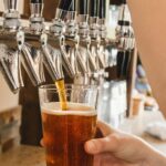 Selección de cervezas artesanales de California sobre una barra de madera