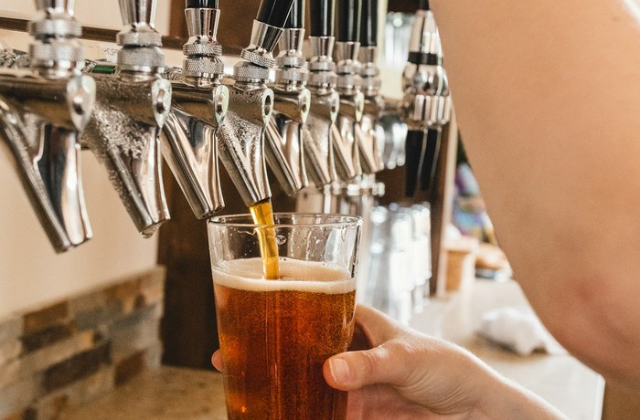 Selección de cervezas artesanales de California sobre una barra de madera