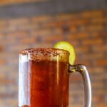 Michelada con escarchado y limón en un bar de la Ciudad de México