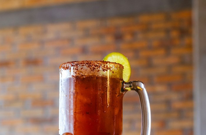 Michelada con escarchado y limón en un bar de la Ciudad de México