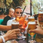 Un millón de cervezas entre desconocidos: el grupo de WhatsApp que une a bebedor