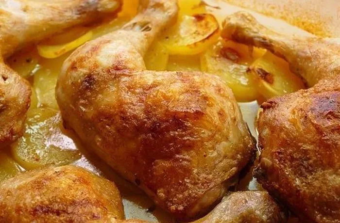 muslos de pollo a la cerveza IPA con pimientos y cebolla