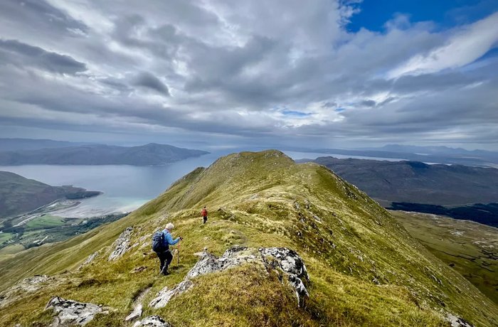 El pub más remoto de Gran Bretaña está en Escocia y solo se llega a pie o en bar